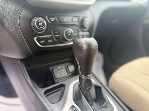 Used 2016 Jeep Cherokee Latitude FWD image 15