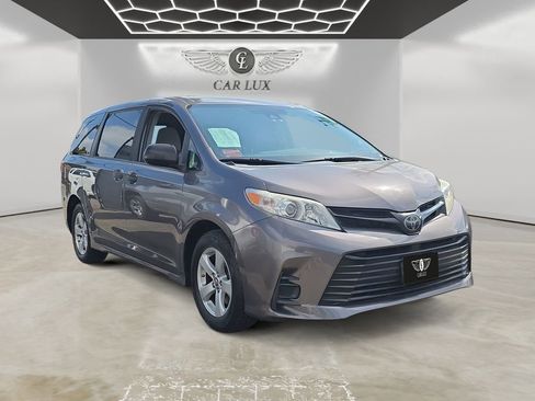 Used 2019 Toyota Sienna L w/ Carpet Mat Package image 7