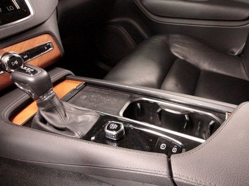 Certified 2022 Volvo XC90 T6 Momentum w/ Protection Package image 47