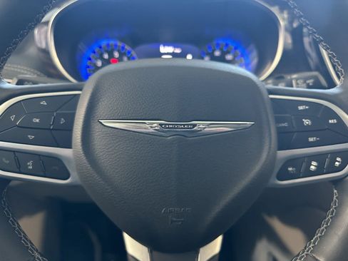 Used 2023 Chrysler Pacifica Limited FWD image 25