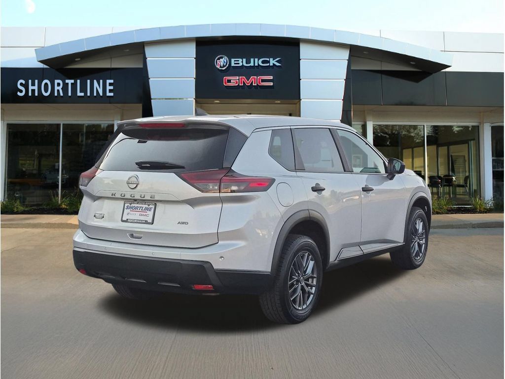 Used 2024 Nissan Rogue S AWD/4WD image 3