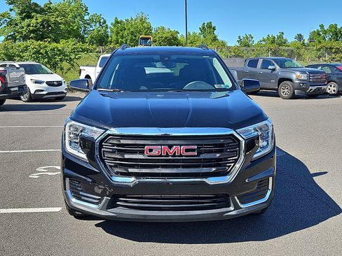 Used 2023 GMC Terrain SLE w/ Driver Convenience Package FWD image 2