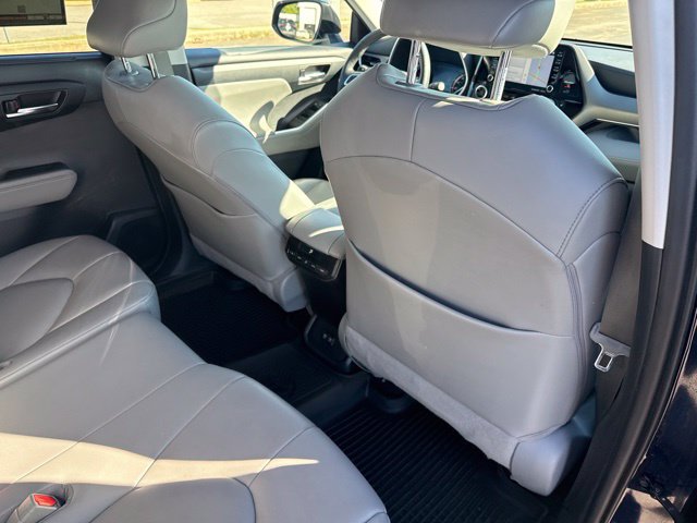 Used 2020 Toyota Highlander XLE AWD/4WD image 17