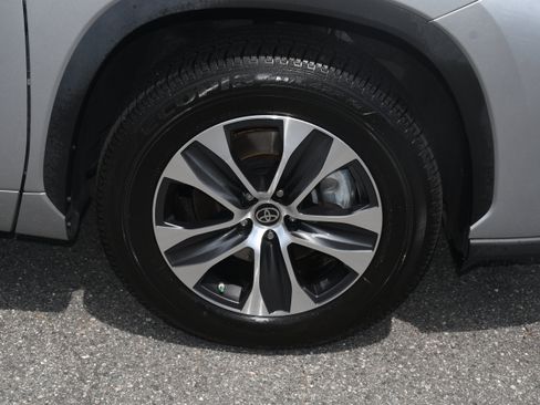 Used 2023 Toyota Highlander XLE FWD image 22