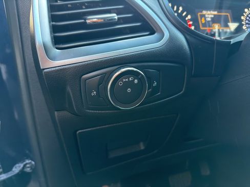 Used 2017 Ford Edge SE image 19