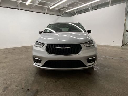 Used 2024 Chrysler Pacifica Touring-L image 9