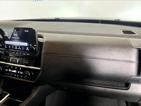 Used 2025 Nissan Pathfinder SL FWD image 12