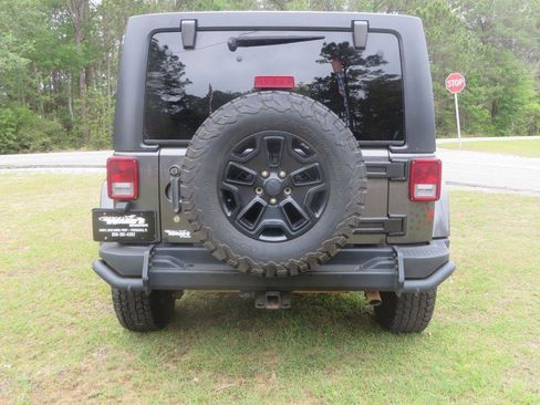 Used 2016 Jeep Wrangler Unlimited Sahara AWD/4WD image 7