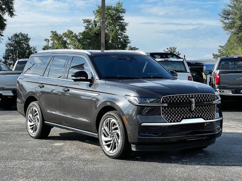 Used 2025 Lincoln Navigator Reserve AWD/4WD image 8