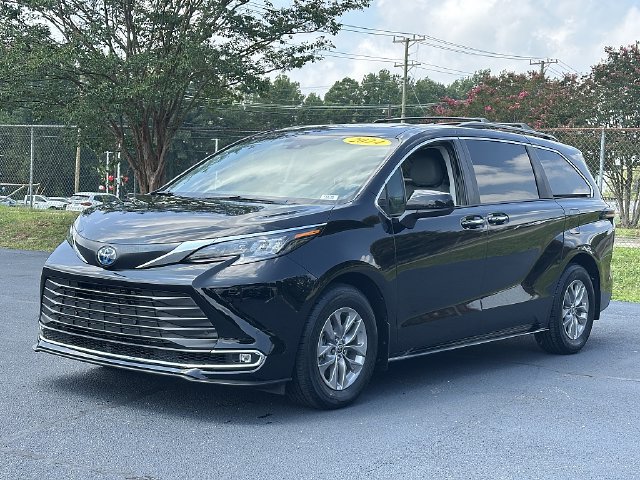 Certified 2024 Toyota Sienna XLE FWD image 4