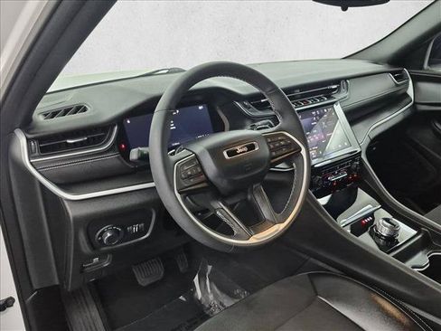 Certified 2025 Jeep Grand Cherokee Altitude AWD/4WD image 10