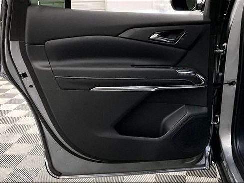 Used 2025 Chevrolet Traverse LT w/ Sun and Wheel Package image 22