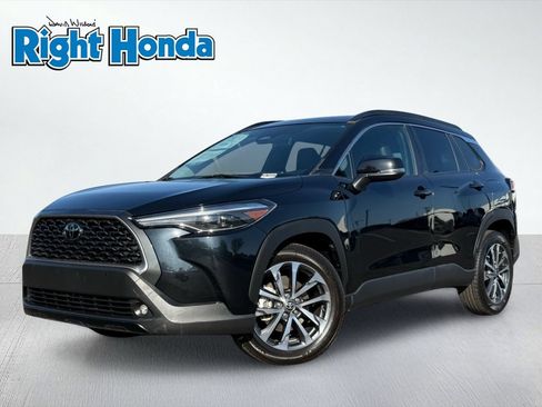 Used 2025 Toyota Corolla Cross XLE FWD image 2