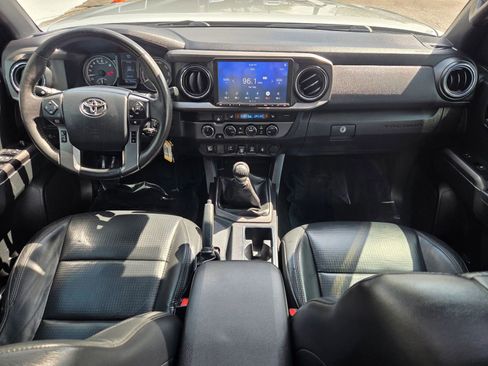 Used 2019 Toyota Tacoma TRD Off-Road w/ TRD Premium Off Road Package AWD/4WD image 17