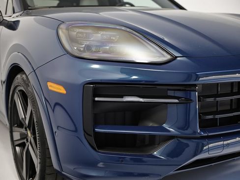 Certified 2025 Porsche Cayenne Coupe AWD/4WD image 17
