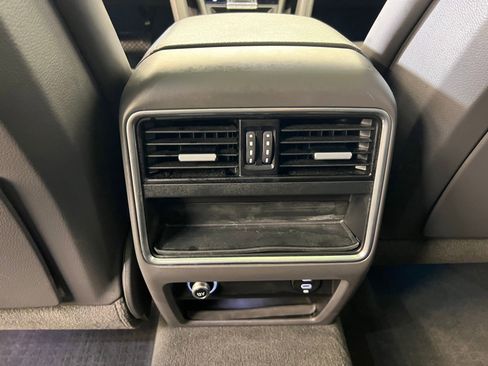 Used 2022 Porsche Cayenne Platinum Edition image 34