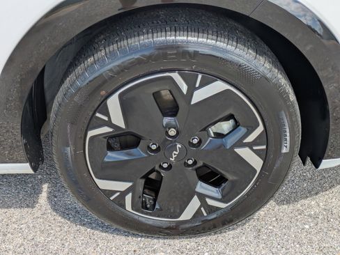 Certified 2023 Kia Niro Wave w/ Wave Preserve Package FWD image 9