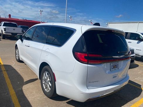 Used 2025 Chrysler Pacifica Select FWD image 4
