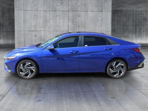 Used 2025 Hyundai Elantra Limited FWD image 2