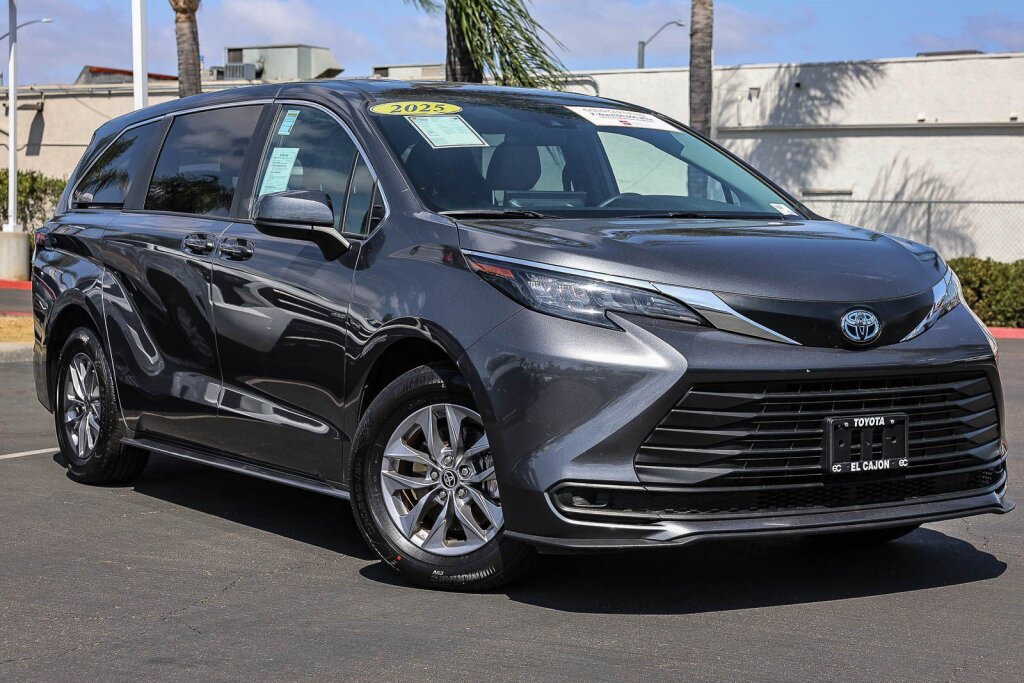 Certified 2025 Toyota Sienna LE FWD image 1
