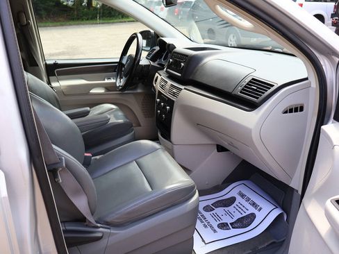 Used 2010 Volkswagen Routan SE FWD image 22
