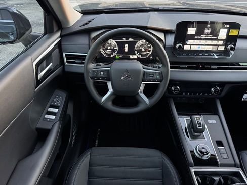 New 2025 Mitsubishi Outlander SE image 18