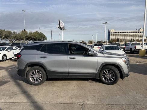 Used 2023 GMC Terrain SLT image 3