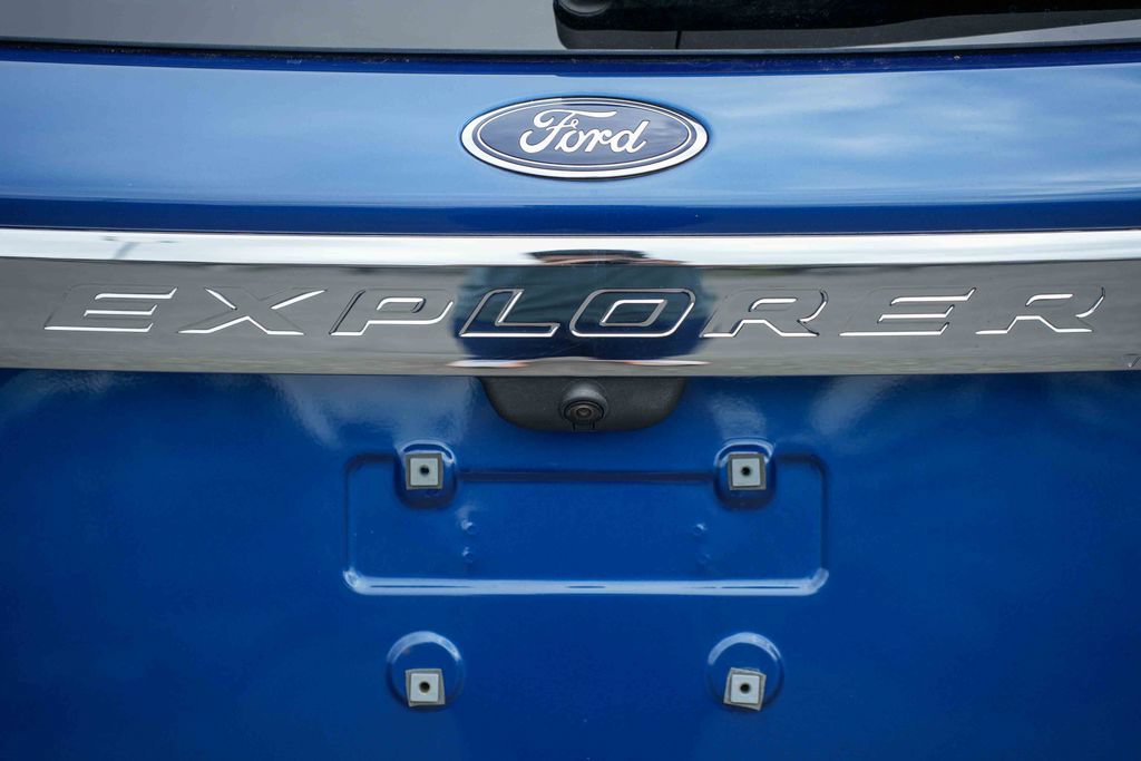 Used 2023 Ford Explorer XLT w/ Equipment Group 202A AWD/4WD image 11