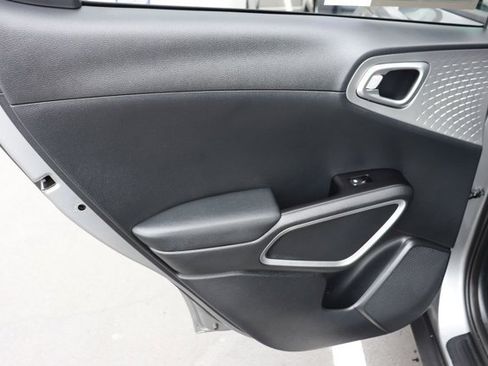 Used 2025 Kia Soul LX w/ LX Technology Package FWD image 12