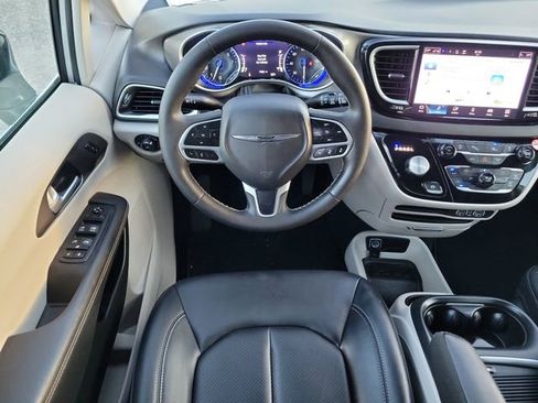 Used 2024 Chrysler Pacifica Touring-L image 15