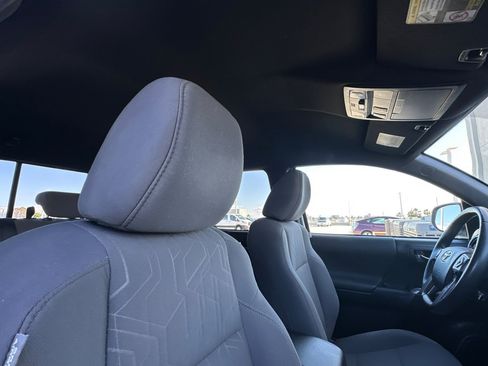 Used 2018 Toyota Tacoma TRD Off-Road image 15