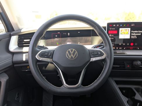 Used 2025 Volkswagen Tiguan SE AWD/4WD image 18