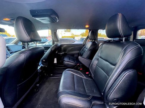 Used 2018 Toyota Sienna SE Premium image 19