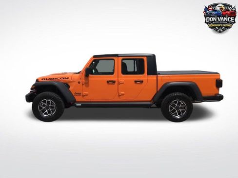 Used 2025 Jeep Gladiator Rubicon w/ Technology Group AWD/4WD image 3