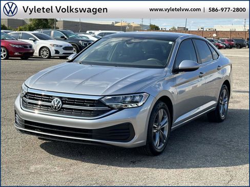 Certified 2024 Volkswagen Jetta SE w/ Panoramic Sunroof Package image 5