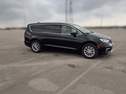 New 2026 Chrysler Pacifica Select image 15