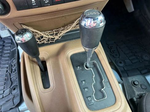 Used 2017 Jeep Wrangler Unlimited Sahara AWD/4WD image 21