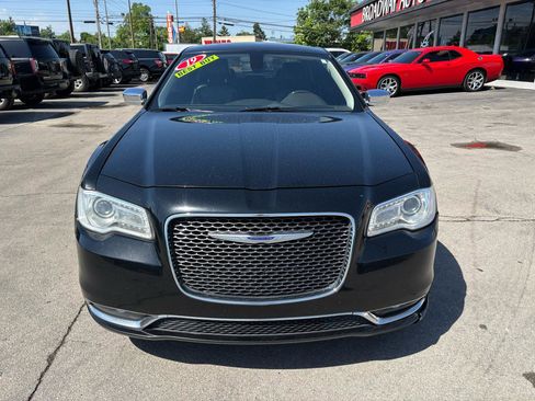 Used 2019 Chrysler 300 Limited RWD image 8