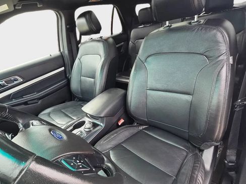Used 2017 Ford Explorer XLT w/ Equipment Group 202A AWD/4WD image 12