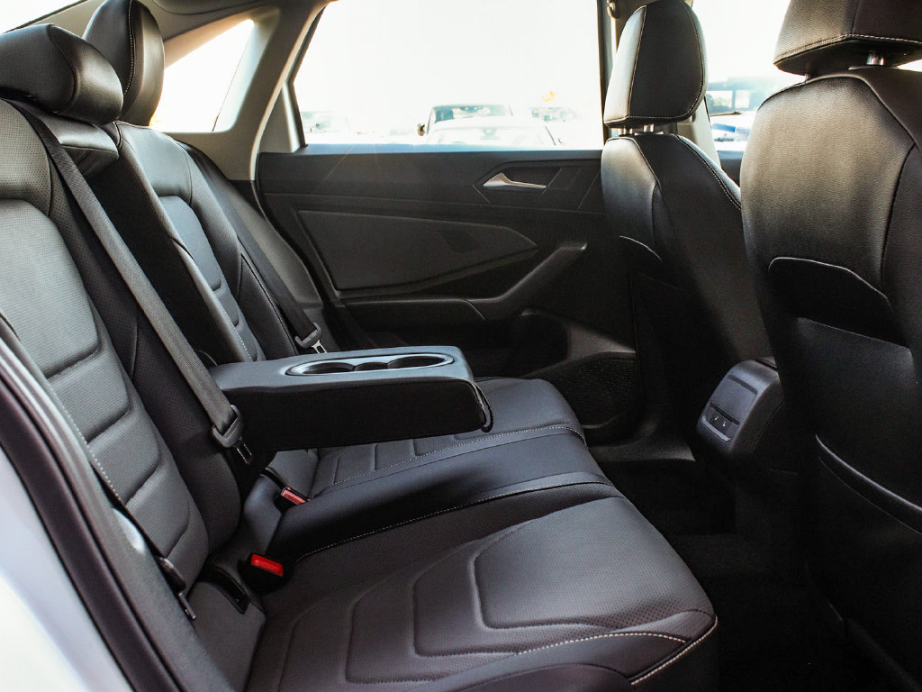 Used 2025 Volkswagen Jetta SEL FWD image 37