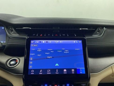 Used 2025 Jeep Grand Cherokee Limited w/ Luxury Tech Group II image 16