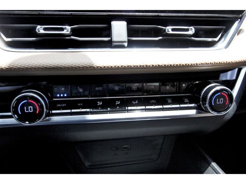 Used 2025 Chevrolet Equinox ACTIV w/ Convenience Package III image 28