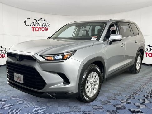 Used 2025 Toyota Grand Highlander AWD image 2