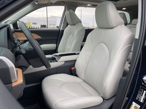 Used 2025 Toyota Grand Highlander AWD Hybrid image 27