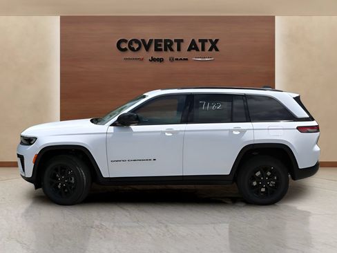 New 2026 Jeep Grand Cherokee Altitude RWD image 2