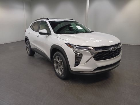 New 2026 Chevrolet Trax LT w/ Sunroof Package FWD image 7