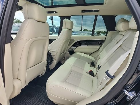 Used 2025 Land Rover Range Rover SE AWD/4WD image 3