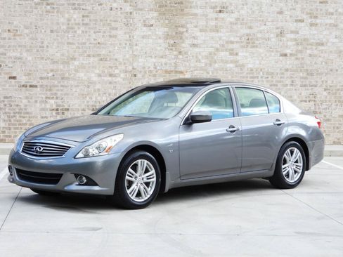 Used 2015 INFINITI Q40 w/ Moonroof Package RWD image 18