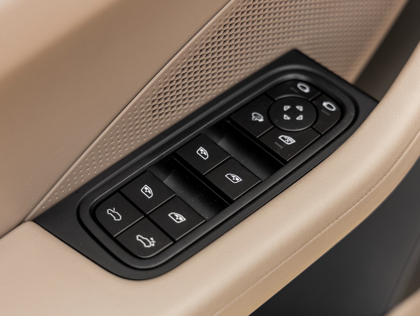 Certified 2025 Porsche Macan 4S Electric AWD/4WD image 22