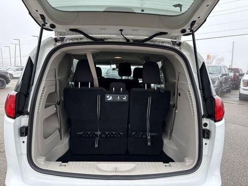 Used 2020 Chrysler Voyager L image 42